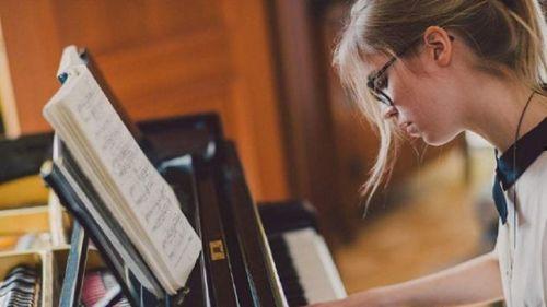 成人如何双手弹琴视频,跟随视频轻松掌握成人弹琴之道